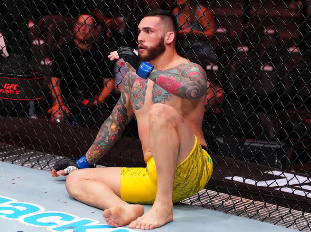 Atlanta, Gruzínsko -Júna 14: (LR) Škótsky Paul Craig reaguje po nezákonnom kopaní Brazílie Rodolfo Bellato z Brazílie v ľahkej ťažkej váhe počas podujatia UFC Battleing Nighting Action v Arene State Farm 14. júna 2025 v Atlante v Gruzínsku. (Foto: Cooper Neill/Zuffa LLC)