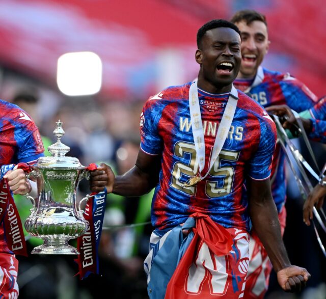 Marc Guehi oslavuje posledné víťazstvo Crystal Palace FA Cup