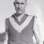 „Don Bradman z futbalu“ sa volala Austrálska futbalová sláva 33. Legenda, keď Footy Greats zasiahla modrý koberec na žiarivý obrad