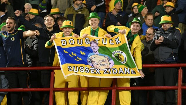 Hráči Horsham sú miestni hrdinovia, ale neboli na výstave pre víťaznú párty