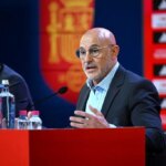 „Je to najlepší na svete“ - Španielsky šéf La Fuente podporuje hviezdu barcelony, aby vyhral Ballon d'Or