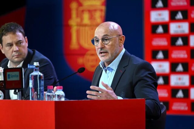 „Je to najlepší na svete“ - Španielsky šéf La Fuente podporuje hviezdu barcelony, aby vyhral Ballon d'Or

