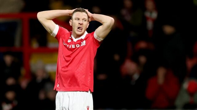 Harrogate, Anglicko - 3. novembra: Paul Mullin z Wrexhamu reaguje počas prvého zápasu Emirates FA Cupu medzi Harrogate Town a Wrexham AFC na cvičebnom štadióne 3. novembra 2024 v Anglickom Harrogate. (Foto: George Wood/Getty Images)