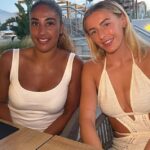 Chloe Kelly (vpravo) bola vyobrazená futbalovou hviezdou Gabby George toto leto na dovolenke