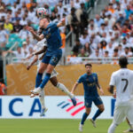 18. júla. 2025; Miami Gardens, Florida, Spojené štáty americké; Záložník Al Hilal FC Servic (22) a Real Madrid CF Midfielen Aurelien Tchouameni (14), aby šli loptu v prvej polovici v prvej polovici budovy svetového pohára FIFA Club na štadióne Hard Rock. Povinný kredit: Sam Navarro-сс Obrázky