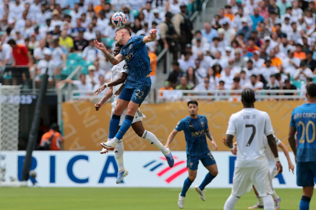 18. júla. 2025; Miami Gardens, Florida, Spojené štáty americké; Záložník Al Hilal FC Servic (22) a Real Madrid CF Midfielen Aurelien Tchouameni (14), aby šli loptu v prvej polovici v prvej polovici budovy svetového pohára FIFA Club na štadióne Hard Rock. Povinný kredit: Sam Navarro-сс Obrázky