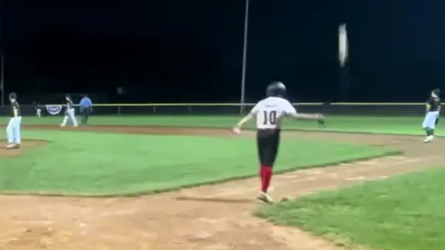 12-ročný zápas Turnaj Little League o slávnostnom pálke Flip

