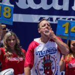 Joey Chestnut zvíťazil 4. júla pre súťaž na stravovanie Nathan Hot Dog