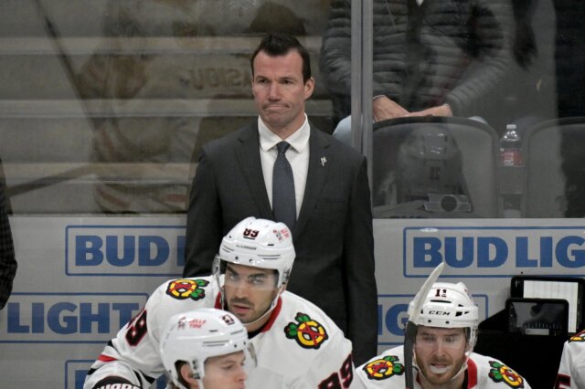 3 body obratu, ktoré vykoľajili sezónu 2024-25 v Chicagu Blackhawks


