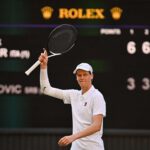 Jannik Sinner z Talianska oslavuje po víťazstve nad srbským Newakom Djokovicom počas dvojhry tenisového zápasu singlov na dvanástom dni 2025 Wimbledon Majstrovstiev vo Wimbledone vo všetkých anglických trávnikových trávniku a klube Croquet Club vo Wimbledone vo Wimbledone vo Wimbledone v Londýne, 2025. júla 2025.