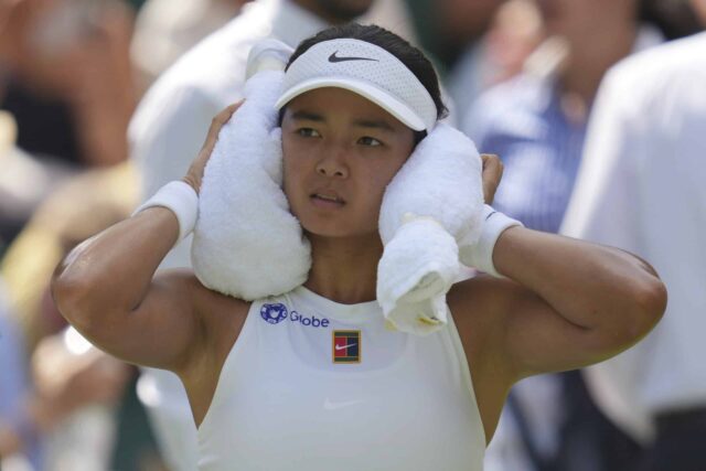 Alexandra Alex Eala z Filipín sa pokúša vychladnúť pri vystúpení Barbora Krejcikovej z Českej republiky počas jej prvej hry ženských singlov na majstrovstvách tenisu vo Wimbledone v Londýne v utorok 1. júla 2025.