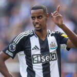 Alexander Isak «accepte Liverpool 300 000 £ de salaire« comme «l'accord verbal donné»