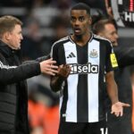 Alexander Isak embarque l'avion en Extrême-Orient après les rumeurs de Liverpool alors qu'Eddie Howe s'exprime