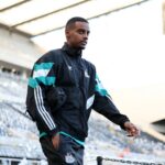 Po troch rokoch v Newcastle je Izák, ktorý sa chystá odísť