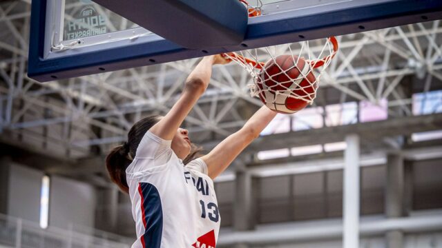 Alicia ToolEnbize, 17, Dunks for France pri výhre Belgicka


