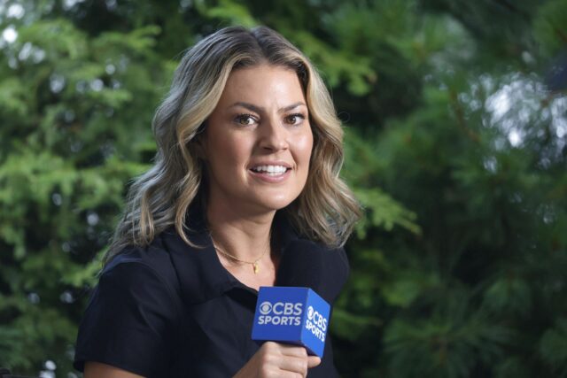 Amanda Balionis ukazuje identifikáciu svojho nového trénera (Image Credit: Instagram @balionis)