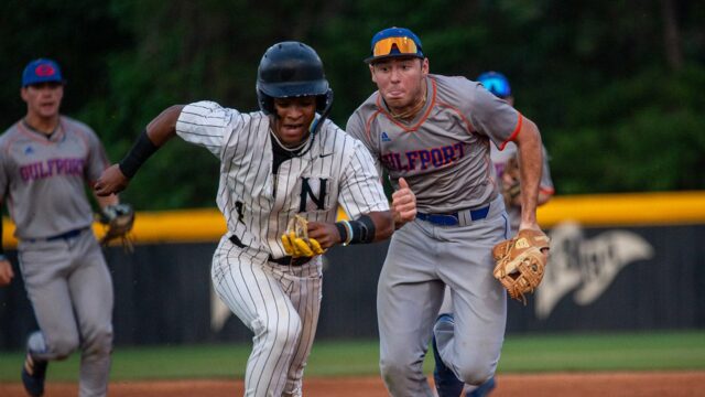 Amatérsky baseball robí vysoké hry IQ na basepathoch, aby sa zabránilo dvojhre

