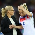 Sarina Wiegman potvrdila, že Leah Williamson mala „valcujúci sa členok“, keď dosiahol britské euro 2025 semifinále
