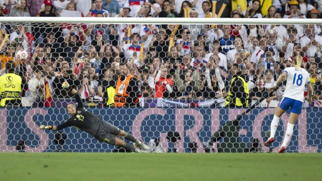 Anglicko vyhrá EURO-2015 za pokuty, pretože neuveriteľné Kelly a Hampton vytvárajú históriu

