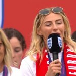 Chloe Kelly prisahal naživo v BBC One a Alex Scott sa potom ospravedlnil za oblasť pokrytia