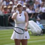Spojené štáty Anisimova Anisimova reaguje po porazení Bielarusovej Aryna Sabalenka v zápase ženských dvojhry na majstrovstvách tenisov vo Wimbledone v Londýne vo štvrtok 10. júla 2025.