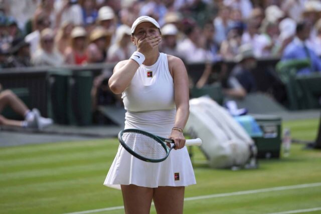 Spojené štáty Anisimova Anisimova reaguje po porazení Bielarusovej Aryna Sabalenka v zápase ženských dvojhry na majstrovstvách tenisov vo Wimbledone v Londýne vo štvrtok 10. júla 2025.