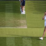 Amanda Anisimová zo Spojených štátov reaguje po strate posledného zápasu žien proti IGA Swiak v Poľsku na Wimbledon Tennis Championships v Londýne v sobotu 12. júla 2025.