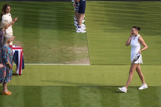Amanda Anisimová zo Spojených štátov reaguje po strate posledného zápasu žien proti IGA Swiak v Poľsku na Wimbledon Tennis Championships v Londýne v sobotu 12. júla 2025.