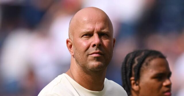 Arne Slot a exhorté à faire du transfert de Liverpool U-tour pour poursuivre l'alternative de janvier
