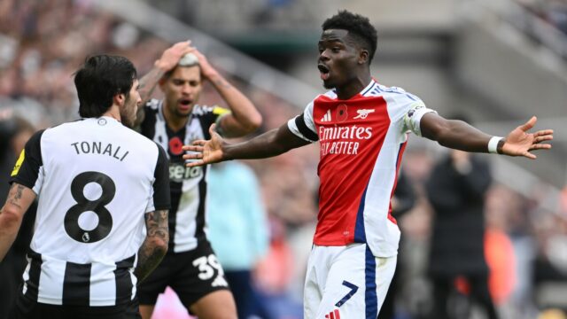 Arsenal 3-2 Newcastle: Gunners vyhrajte thriller v Singapure

