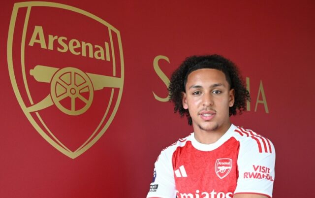 Cam'ron Ismail Signature jeho profesionálna dohoda s Arsenalom (fotografia prostredníctvom Arsenal Academy na Instagrame)