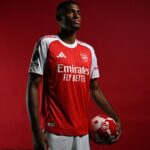 Arsenal potvrdil, že Cristhian Mosquera podpísala piate leto za účasť 13 miliónov libier z Valencie, aby poskytla hĺbku obrany.