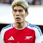 Arsenal's Takehiro Tomiyasu opúšťa pole s fyzioterapeutom.