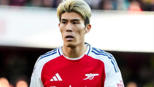 Arsenal's Takehiro Tomiyasu opúšťa pole s fyzioterapeutom.