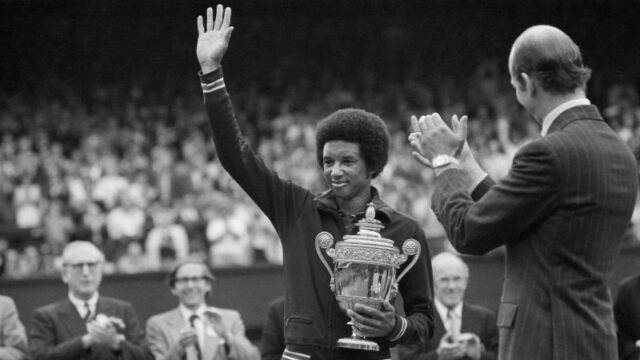 Po finále Wimbledon z roku 1975 sa Ashe potriasla rukami s Jimmym Connorsom.