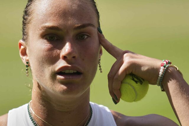 Aryna Sabalenka z Bieloruska reaguje, keď hrá Amandu Anisimova del Spojené štáty americké počas semifinále singlov na Wimbledon Tennis Championships v Londýne vo štvrtok 10. júla 2025.