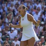 Aryana Sabalenka z Bieloruska sa oslavuje po porazení Laury Siegemundovej v Nemecku, aby vyhrala ženskú jednotlivú hru vo štvrťfinále na majstrovstvách tenisu Wimbledon v Londýne v utorok 8. júla 2025.