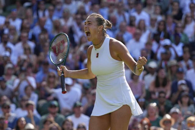 Aryana Sabalenka z Bieloruska sa oslavuje po porazení Laury Siegemundovej v Nemecku, aby vyhrala ženskú jednotlivú hru vo štvrťfinále na majstrovstvách tenisu Wimbledon v Londýne v utorok 8. júla 2025.