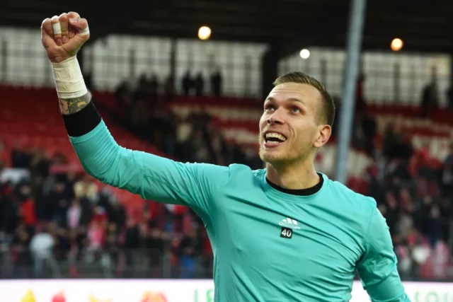 Aston Villa, ktorá sa snaží podpísať brankára Brest Marco Bizot

