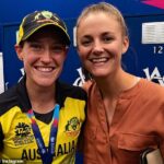 Aussie Cricket Megan Schutt (vľavo) potvrdil svoje oddelenie od ženy Jess Holyoake (na obrázku spolu), ale tiež vyhlásil