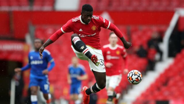 Axel Tuanzebe tvrdí, že Manchester United za „klinické zanedbanie“ - správy

