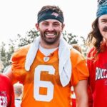 Baker Mayfield Sudca Buccaneers 'Gus Swayze' Competition podobný vzhľadu