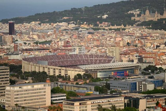 Barcelona „Blízko odpruženia“ ich vlásenka Bend

