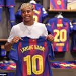 Barcelona dala lamine Yamalovi svoje historické košele číslo 10, ktoré legendy nosili