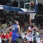 San Miguel Been's You Tautaa Dunks počas koša vo finále filipínskeho pohára PBA proti TNT TNT TNT Tropang 5G. Kôš bol neskôr zrušený.
