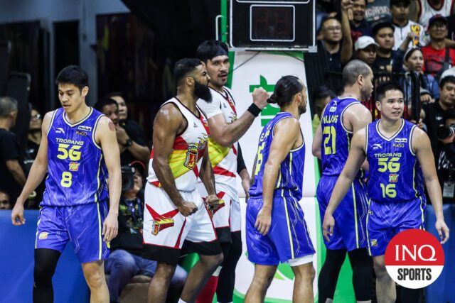 June Fajardo a Moa Tuaaa v zápase 3 finále filipínskeho pohára PBA proti TNT Tropang 5G.