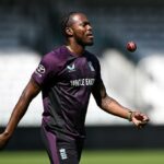 Jofra Archer sa vracia k svojej červenej loptičke v Pánovi, čo je jeho prvá testovacia hra za štyri roky