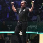 Carlo Biaado oslavuje pri stole po svojom poslednom majstrovskom diele. —Matchroomool Photo