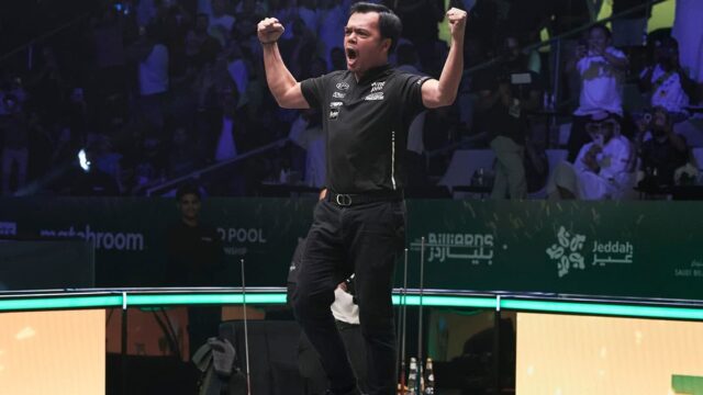 Carlo Biaado oslavuje pri stole po svojom poslednom majstrovskom diele. —Matchroomool Photo