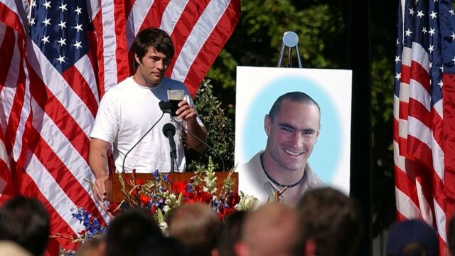 Brat Pat Tillmana zatknutý po havárii v pošte spôsobuje požiar

